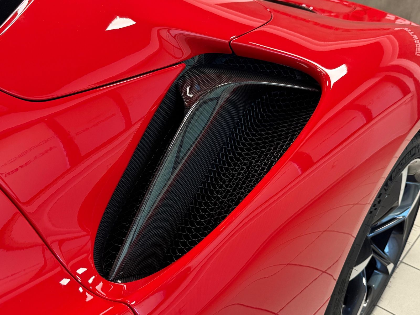 Fahrzeugabbildung Ferrari SF90 SPIDER CARBON INT&EXT RED INT JBL FULLOPT!