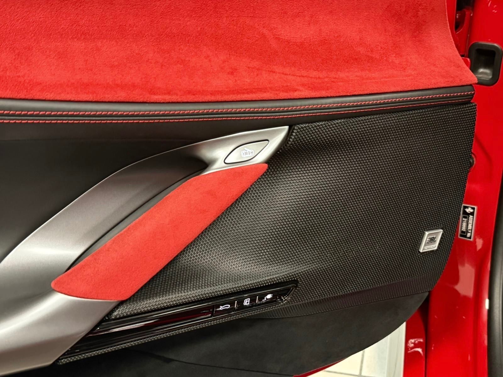 Fahrzeugabbildung Ferrari SF90 SPIDER CARBON INT&EXT RED INT JBL FULLOPT!