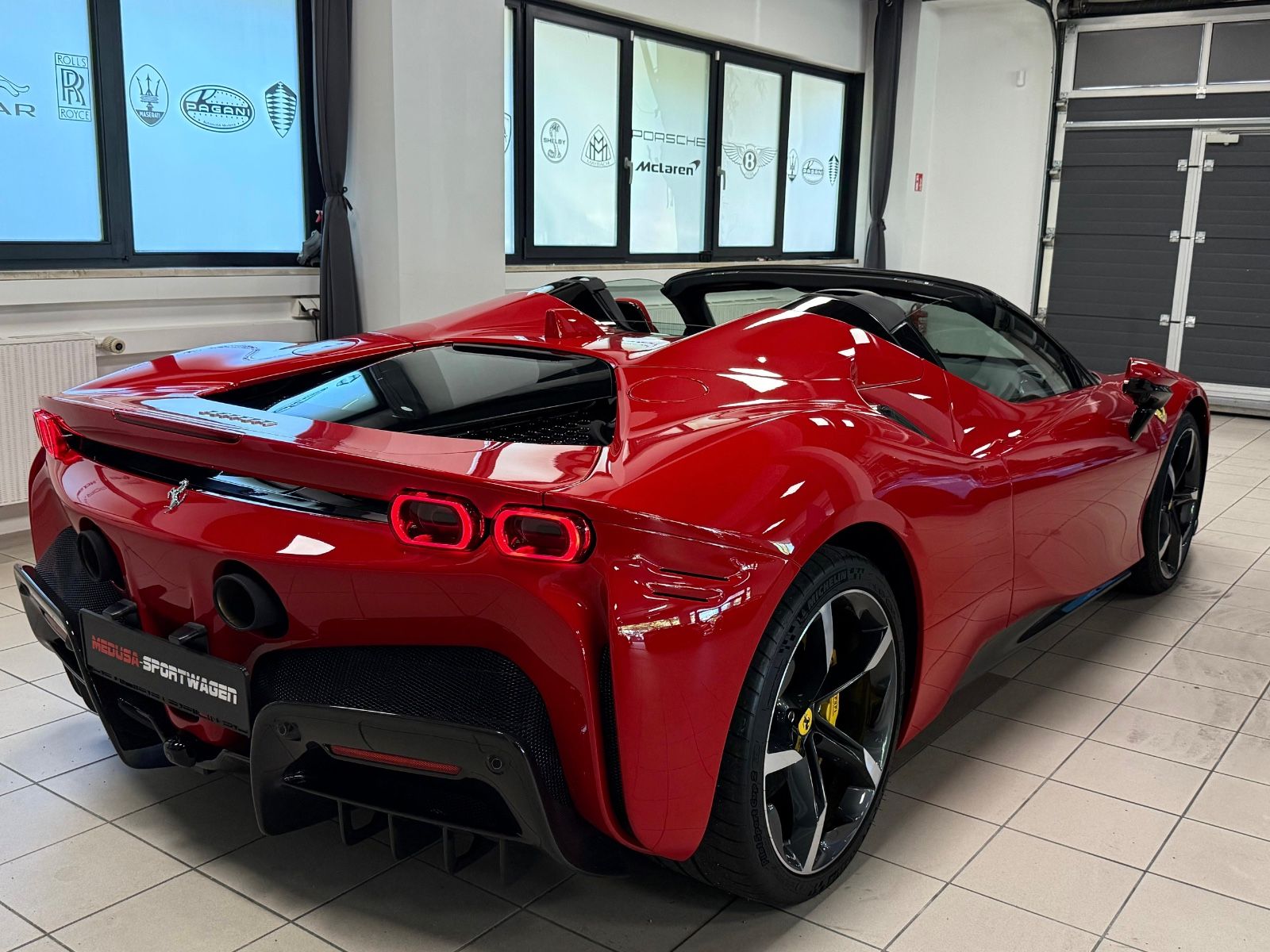 Fahrzeugabbildung Ferrari SF90 SPIDER CARBON INT&EXT RED INT JBL FULLOPT!