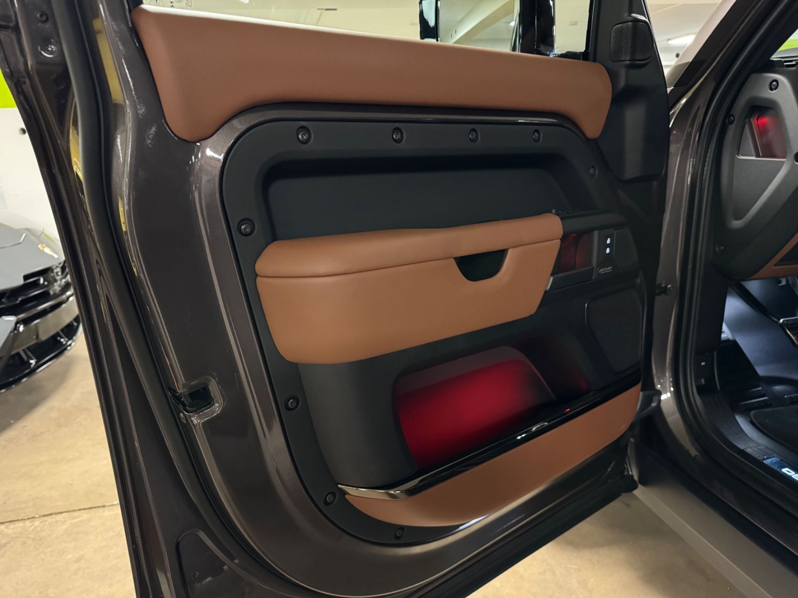 Fahrzeugabbildung Land Rover DEFENDER 4.4 P635 110 OCTA GREY&BRAUN PR025 FULL