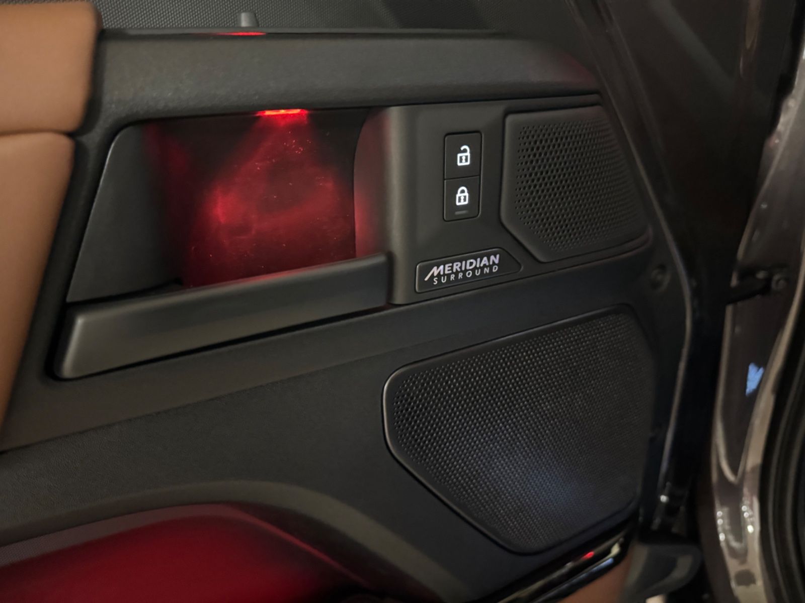 Fahrzeugabbildung Land Rover DEFENDER 4.4 P635 110 OCTA GREY&BRAUN PR025 FULL