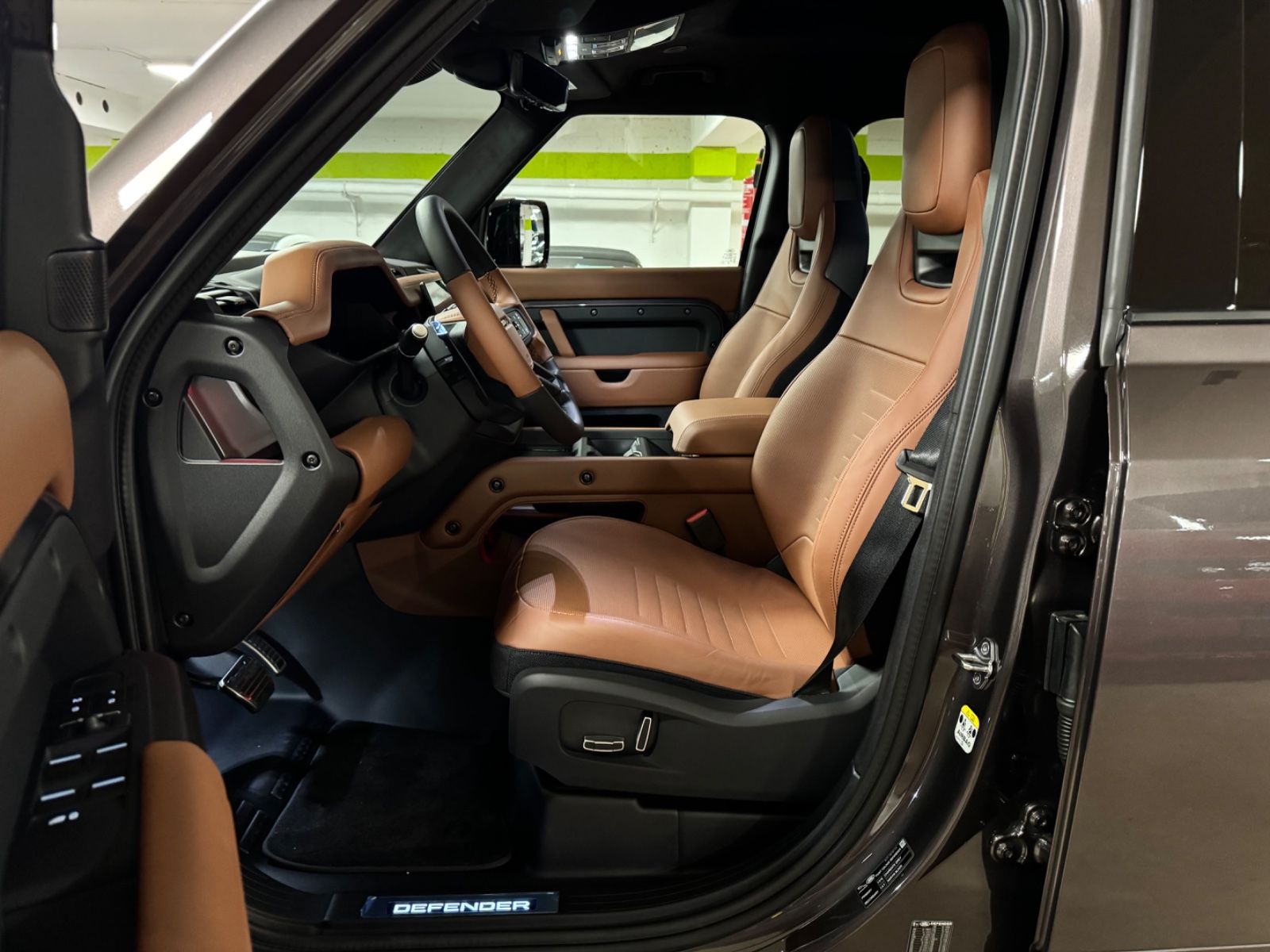 Fahrzeugabbildung Land Rover DEFENDER 4.4 P635 110 OCTA GREY&BRAUN PR025 FULL