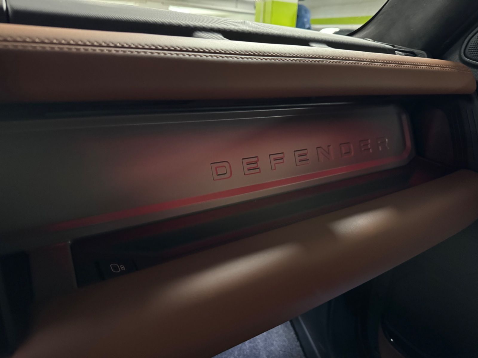 Fahrzeugabbildung Land Rover DEFENDER 4.4 P635 110 OCTA GREY&BRAUN PR025 FULL