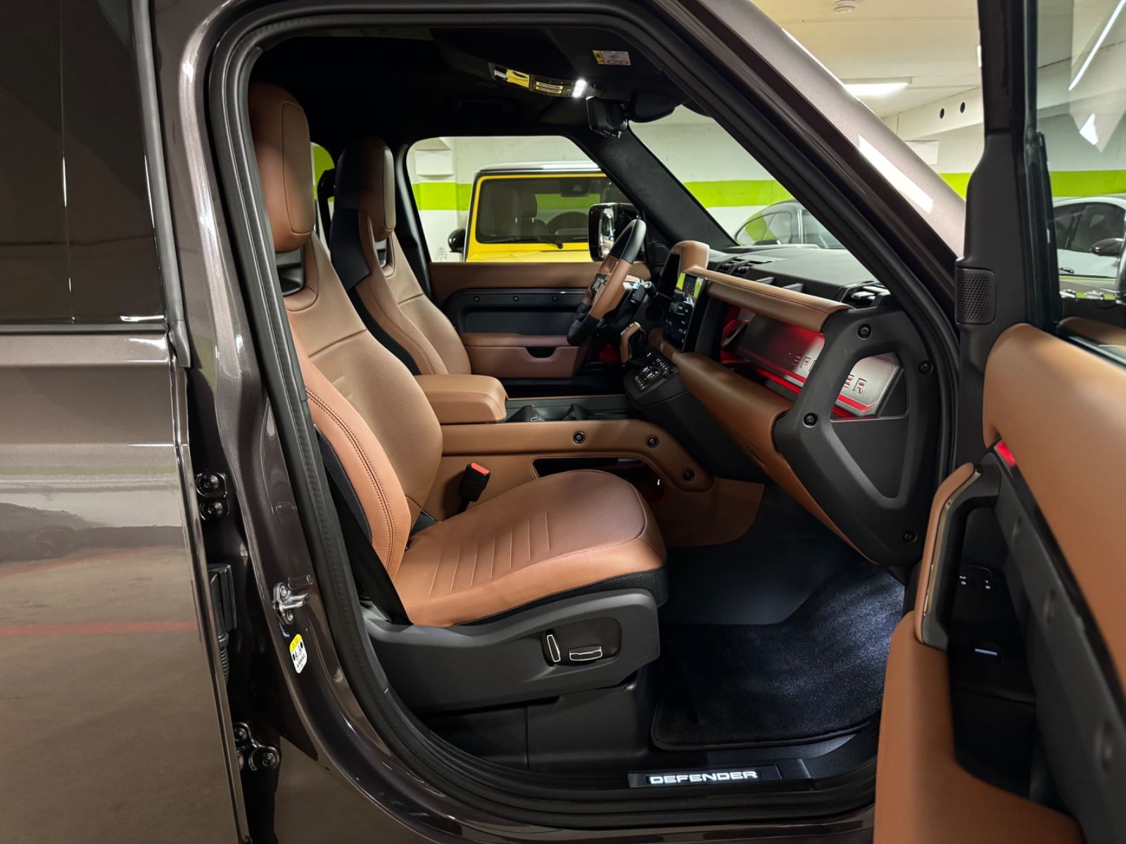 Fahrzeugabbildung Land Rover DEFENDER 4.4 P635 110 OCTA GREY&BRAUN PR025 FULL