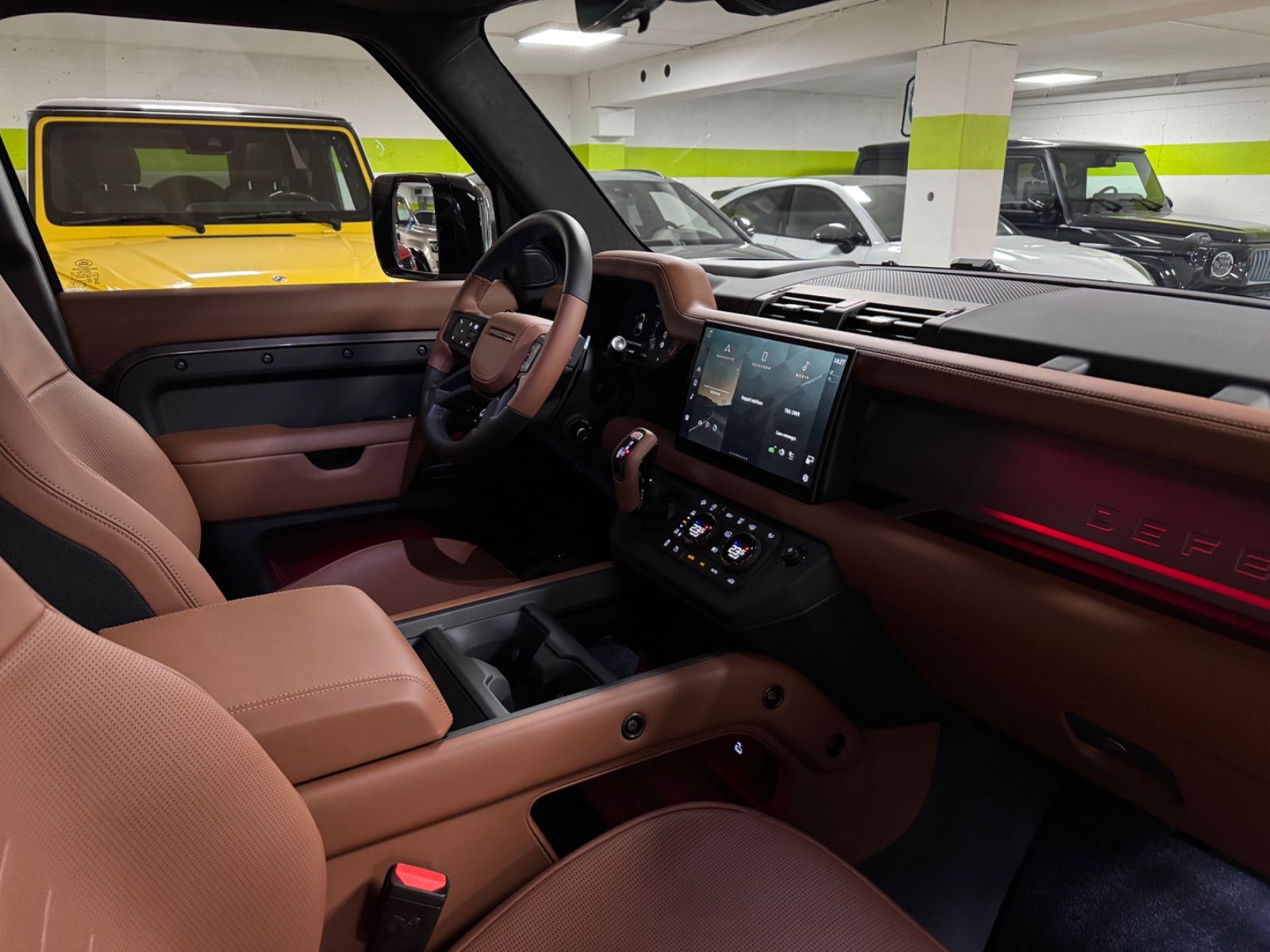 Fahrzeugabbildung Land Rover DEFENDER 4.4 P635 110 OCTA GREY&BRAUN PR025 FULL