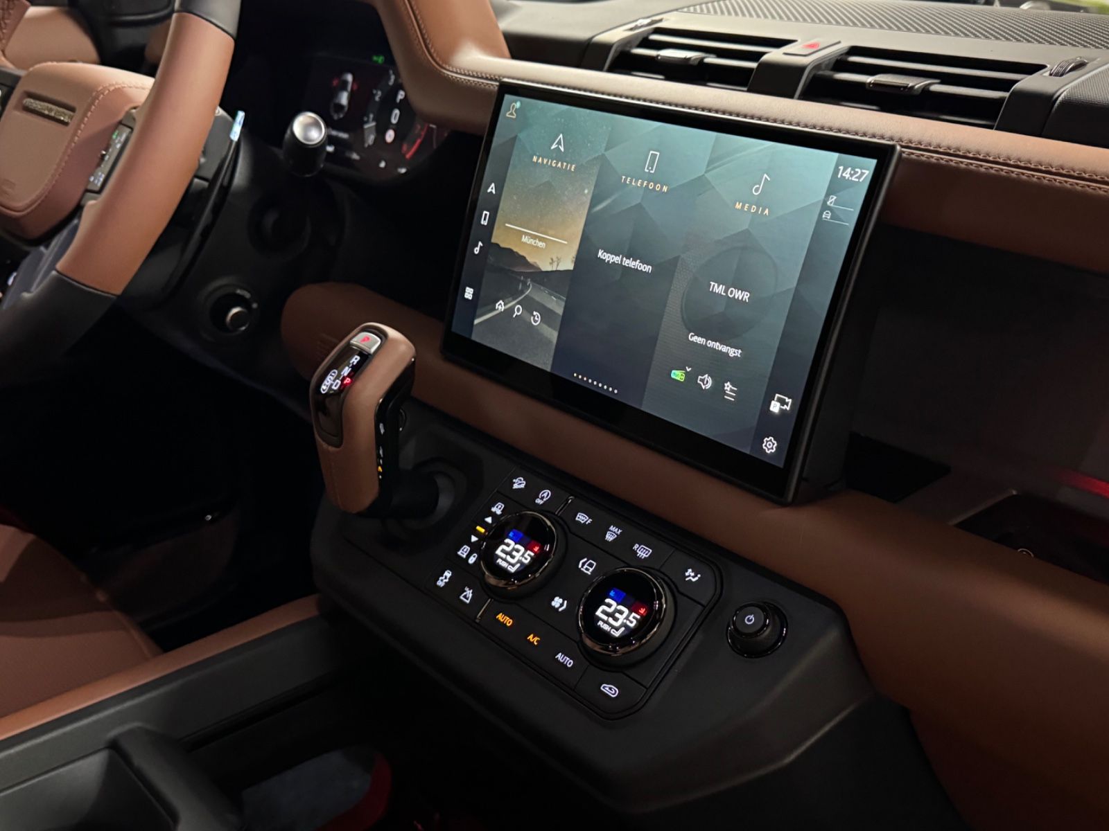 Fahrzeugabbildung Land Rover DEFENDER 4.4 P635 110 OCTA GREY&BRAUN PR025 FULL