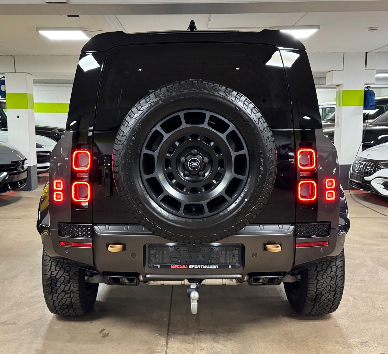 Fahrzeugabbildung Land Rover DEFENDER 4.4 P635 110 OCTA GREY&BRAUN PR025 FULL