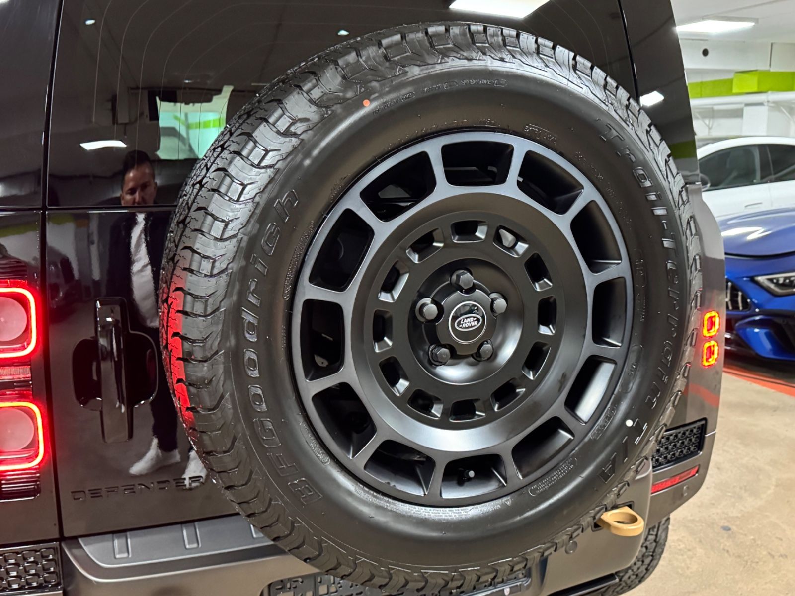 Fahrzeugabbildung Land Rover DEFENDER 4.4 P635 110 OCTA GREY&BRAUN PR025 FULL