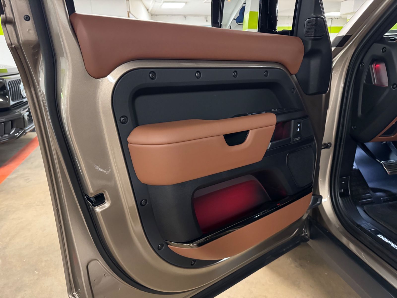 Fahrzeugabbildung Land Rover DEFENDER 4.4 P635 110 OCTA GOLDMATT NEW P25 FULL