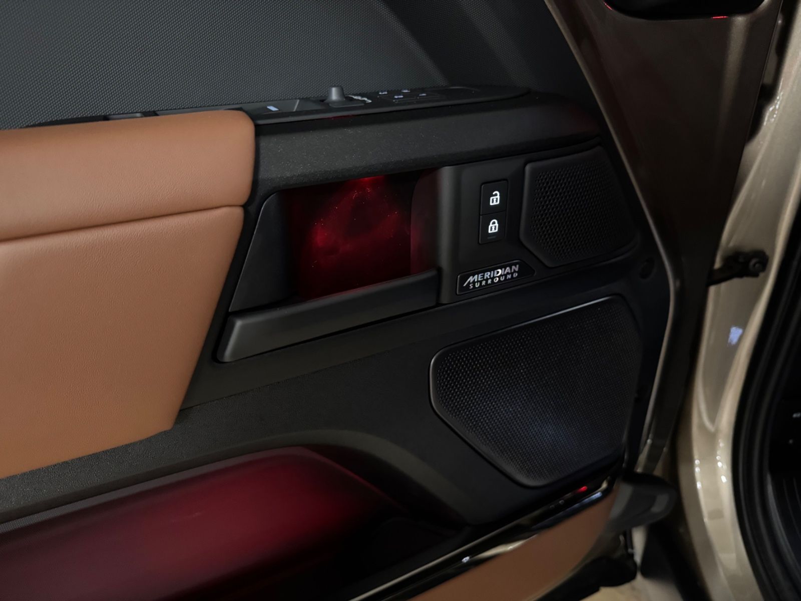 Fahrzeugabbildung Land Rover DEFENDER 4.4 P635 110 OCTA GOLDMATT NEW P25 FULL