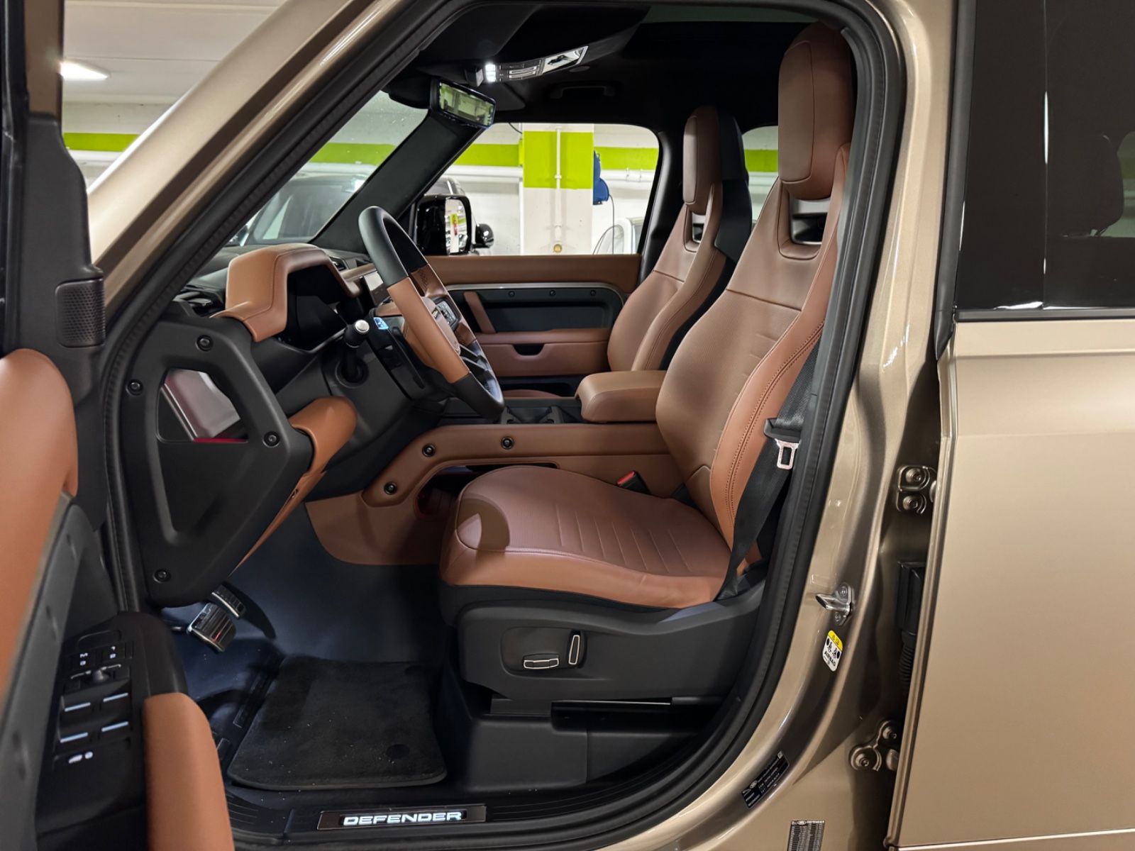 Fahrzeugabbildung Land Rover DEFENDER 4.4 P635 110 OCTA GOLDMATT NEW P25 FULL