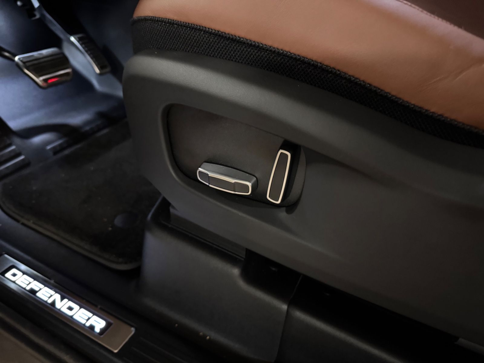 Fahrzeugabbildung Land Rover DEFENDER 4.4 P635 110 OCTA GOLDMATT NEW P25 FULL