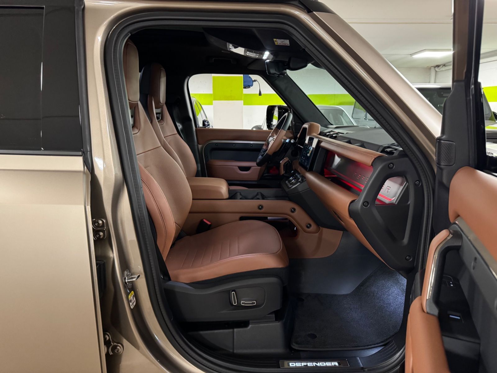 Fahrzeugabbildung Land Rover DEFENDER 4.4 P635 110 OCTA GOLDMATT NEW P25 FULL