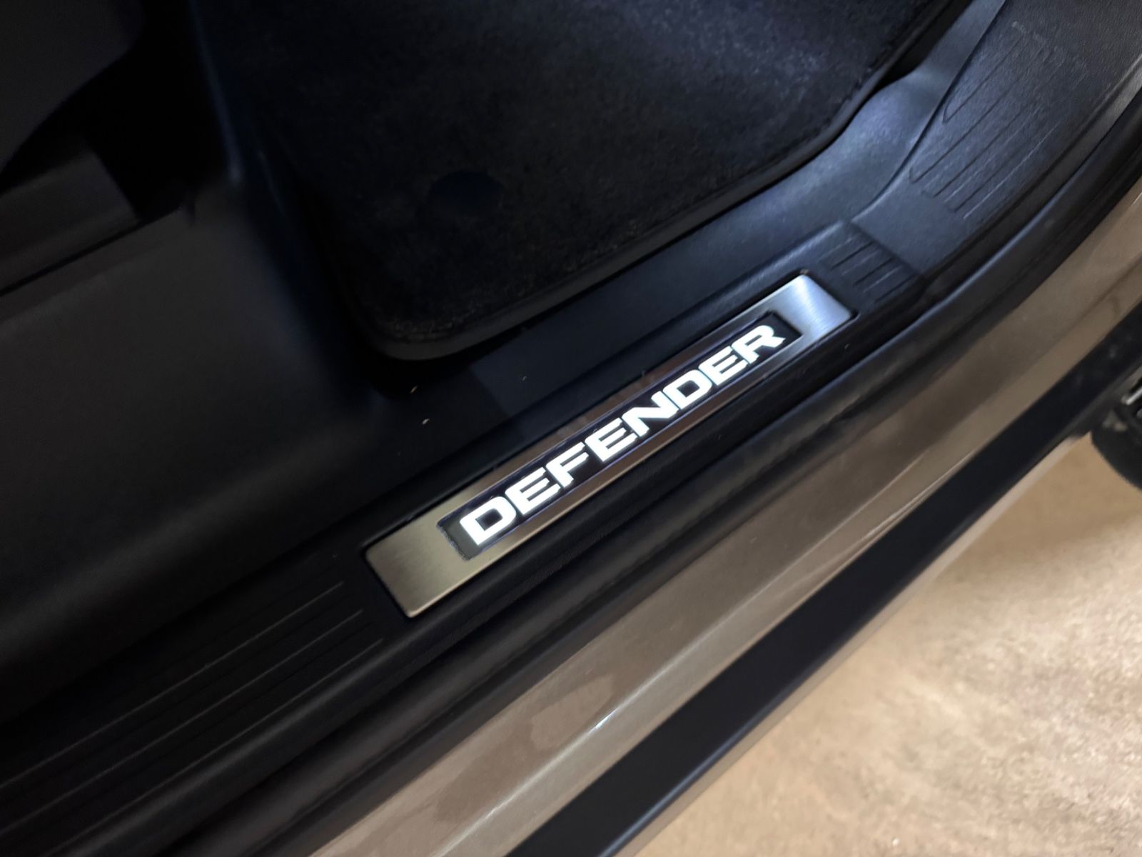 Fahrzeugabbildung Land Rover DEFENDER 4.4 P635 110 OCTA GOLDMATT NEW P25 FULL