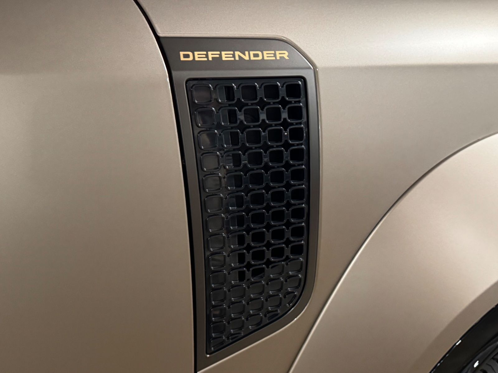 Fahrzeugabbildung Land Rover DEFENDER 4.4 P635 110 OCTA GOLDMATT NEW P25 FULL