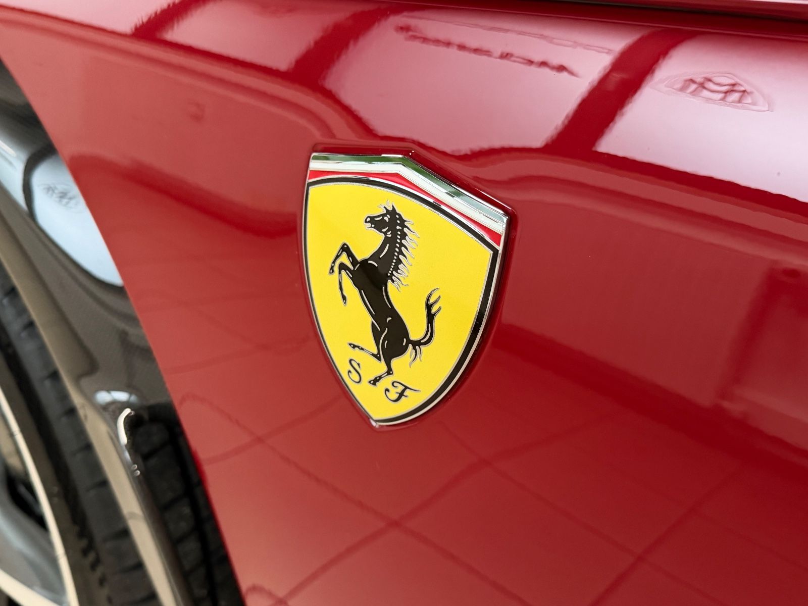 Fahrzeugabbildung Ferrari PUROSANGUE V12 RED EXT CREMA INT CARBON FULLOPT!