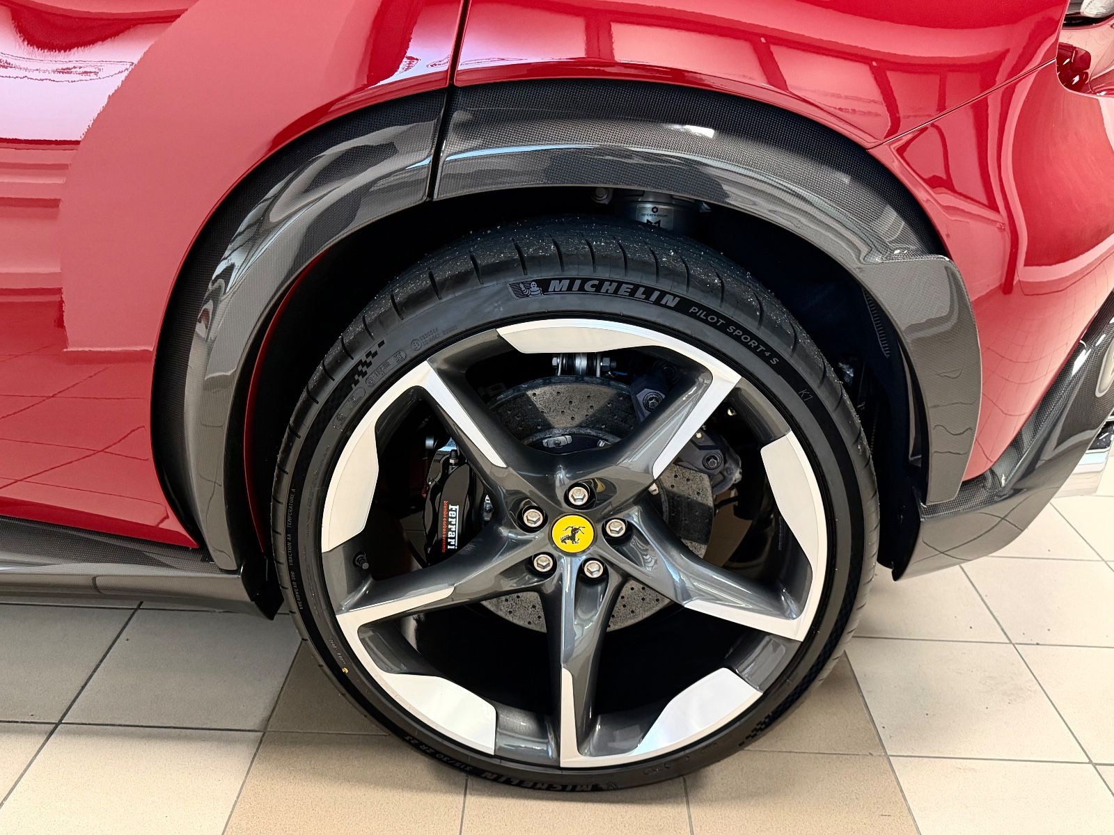 Fahrzeugabbildung Ferrari PUROSANGUE V12 RED EXT CREMA INT CARBON FULLOPT!