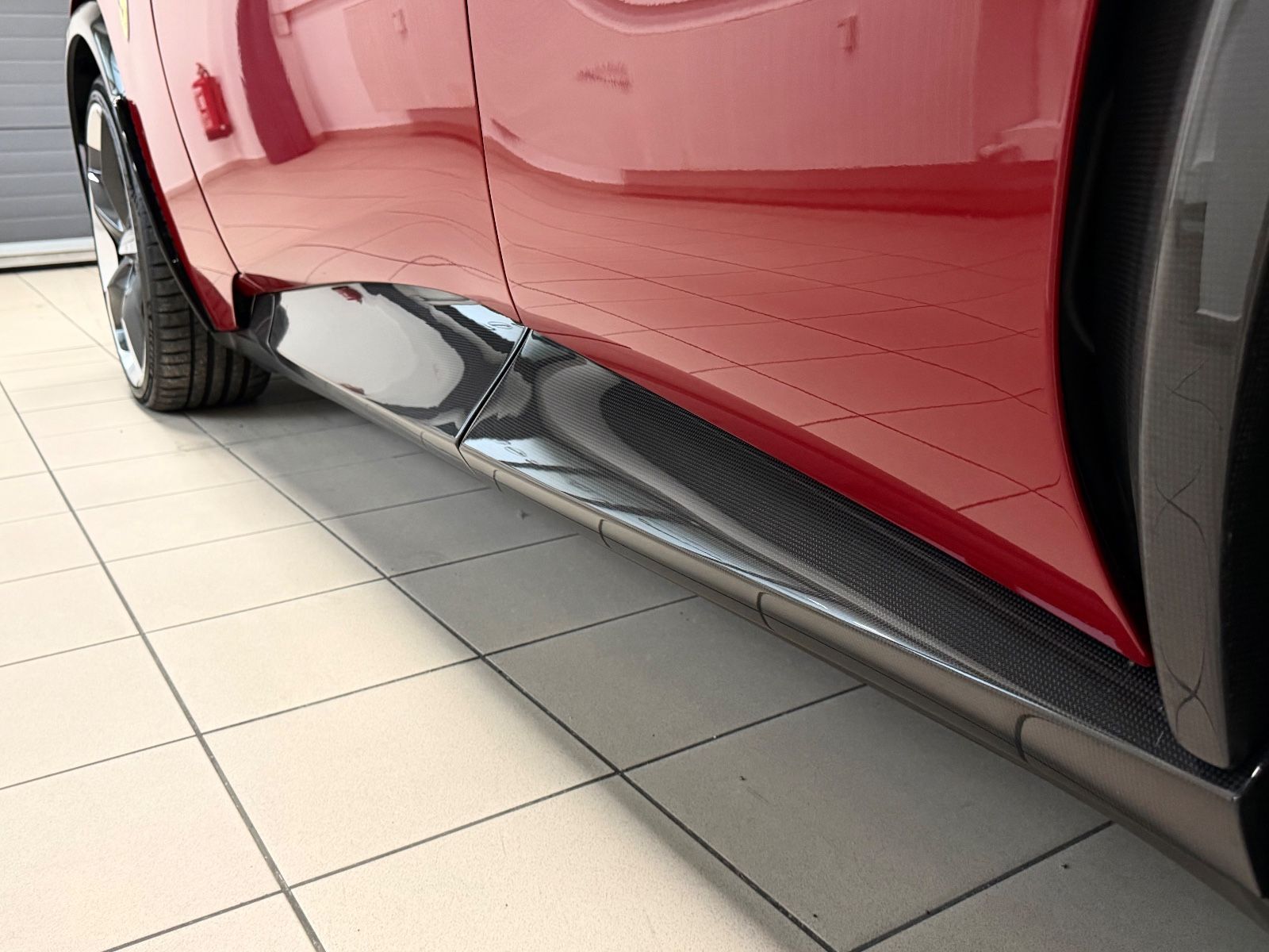 Fahrzeugabbildung Ferrari PUROSANGUE V12 RED EXT CREMA INT CARBON FULLOPT!