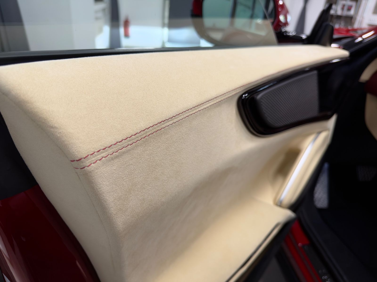 Fahrzeugabbildung Ferrari PUROSANGUE V12 RED EXT CREMA INT CARBON FULLOPT!