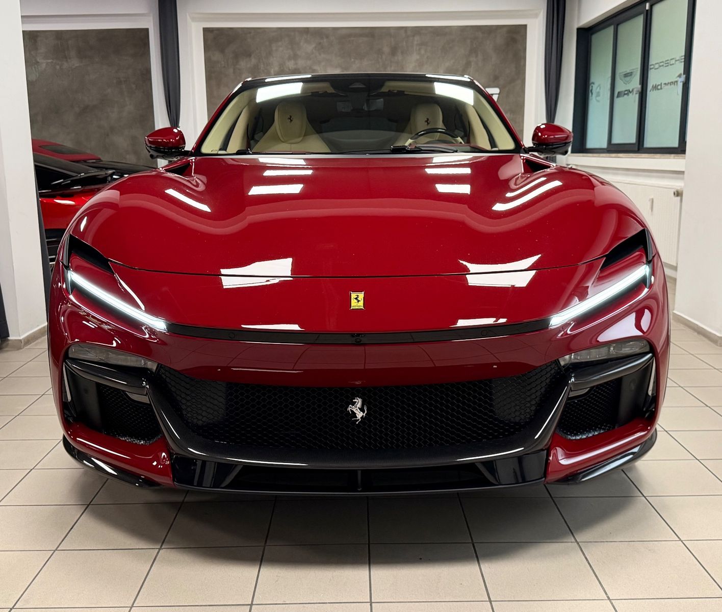 Fahrzeugabbildung Ferrari PUROSANGUE V12 RED EXT CREMA INT CARBON FULLOPT!