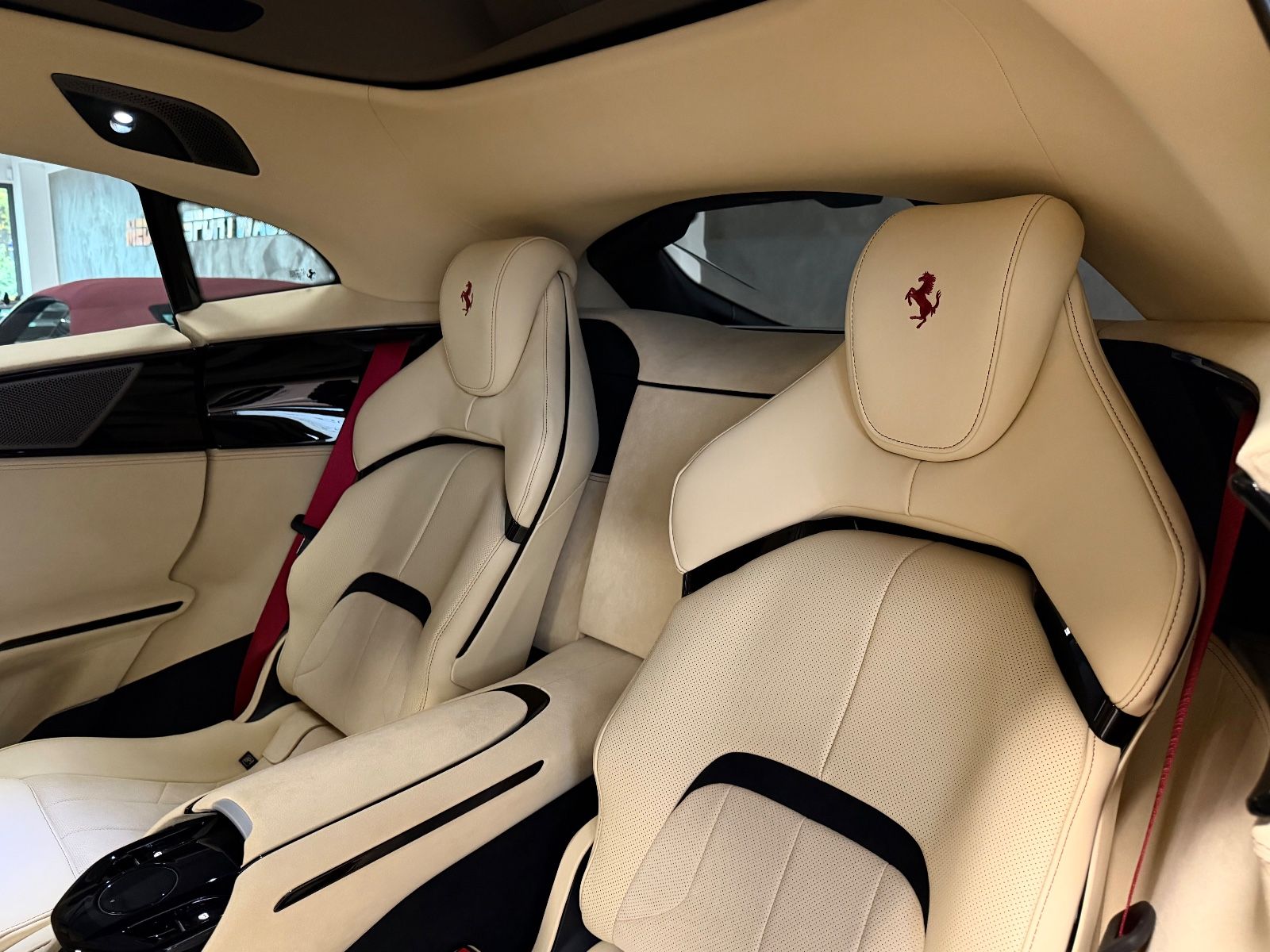 Fahrzeugabbildung Ferrari PUROSANGUE V12 RED EXT CREMA INT CARBON FULLOPT!