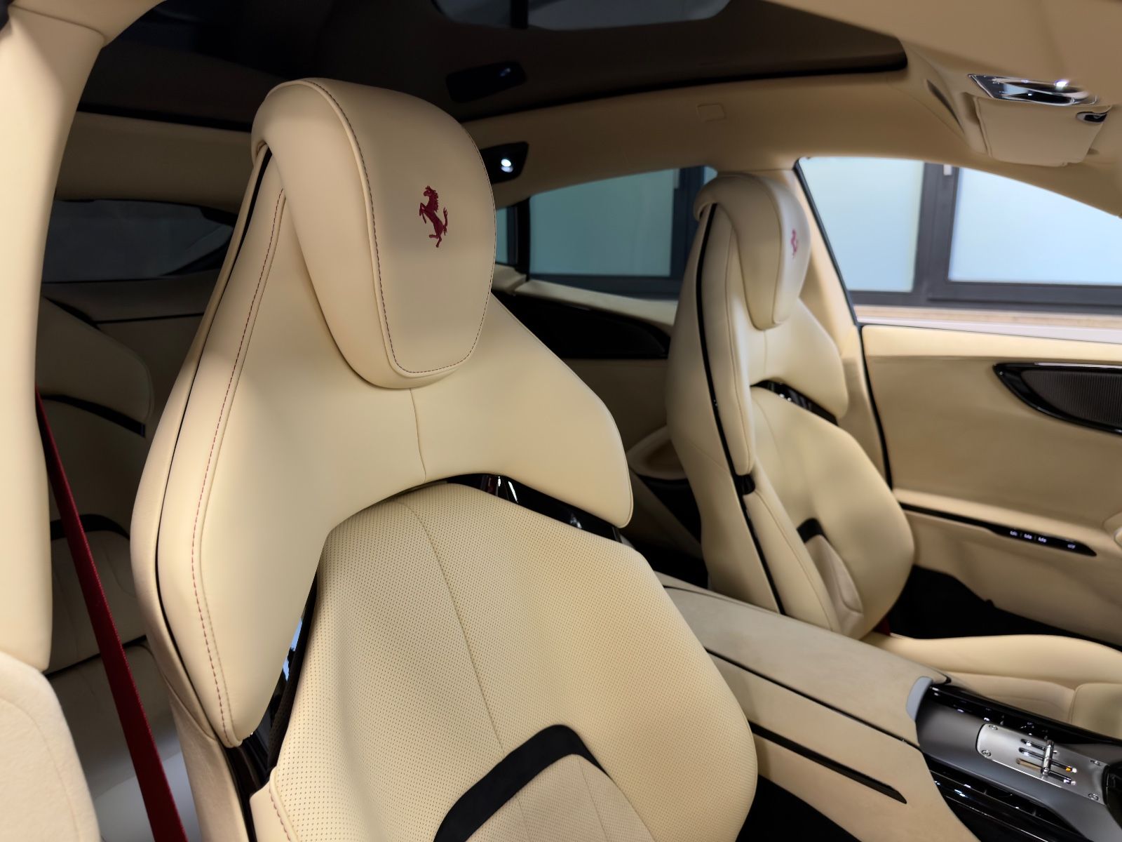 Fahrzeugabbildung Ferrari PUROSANGUE V12 RED EXT CREMA INT CARBON FULLOPT!