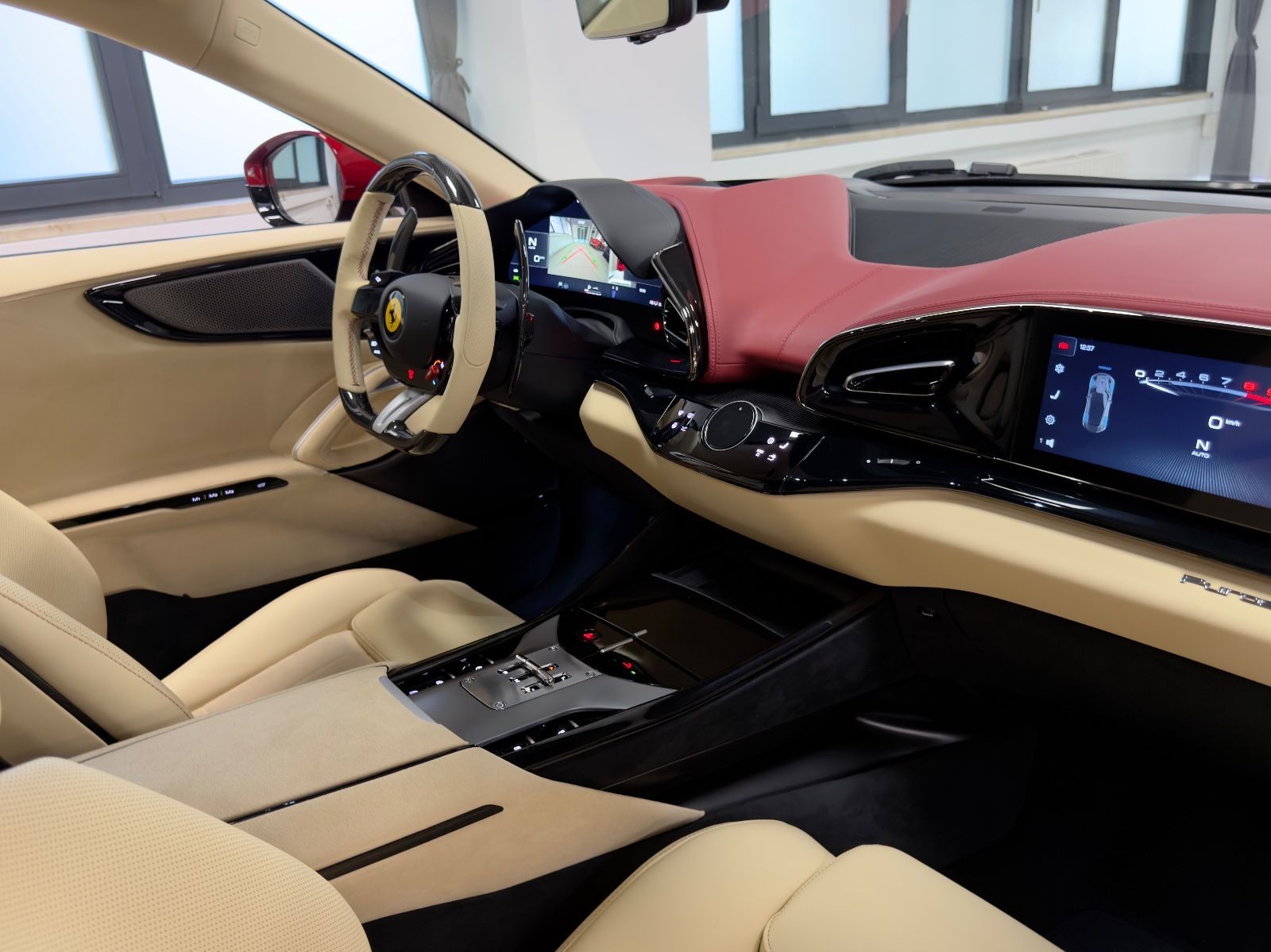 Fahrzeugabbildung Ferrari PUROSANGUE V12 RED EXT CREMA INT CARBON FULLOPT!