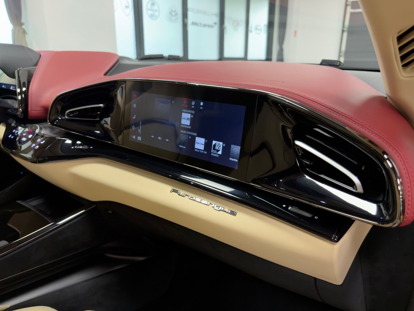 Fahrzeugabbildung Ferrari PUROSANGUE V12 RED EXT CREMA INT CARBON FULLOPT!