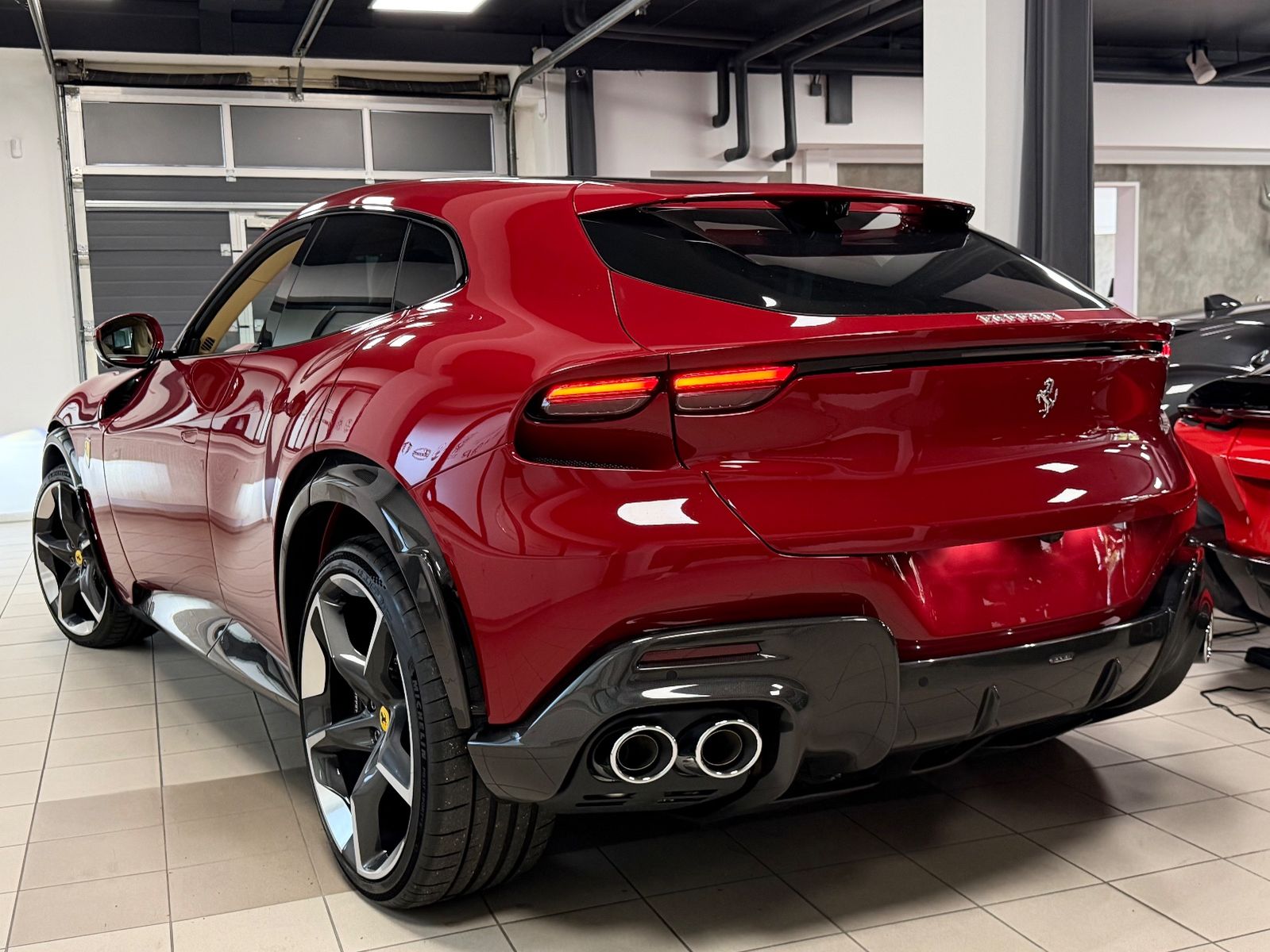 Fahrzeugabbildung Ferrari PUROSANGUE V12 RED EXT CREMA INT CARBON FULLOPT!