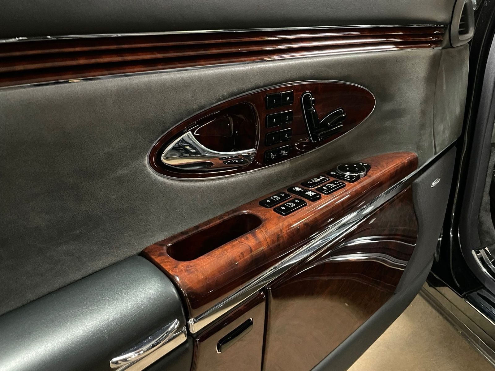 Fahrzeugabbildung Maybach MAYBACH 57 DUOTONE FIRSTCLASS FOND TV FULLOPTION