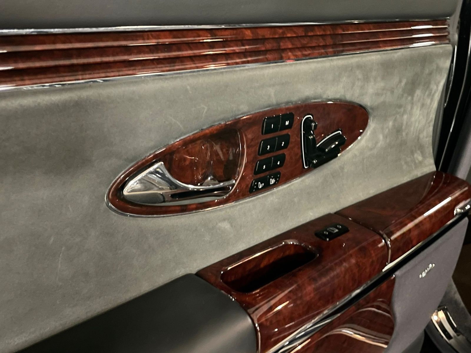 Fahrzeugabbildung Maybach MAYBACH 57 DUOTONE FIRSTCLASS FOND TV FULLOPTION