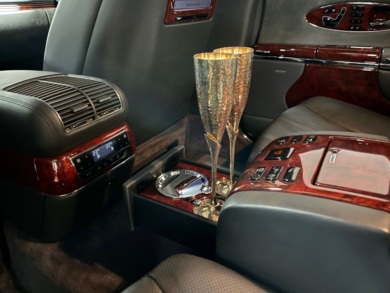 Fahrzeugabbildung Maybach MAYBACH 57 DUOTONE FIRSTCLASS FOND TV FULLOPTION