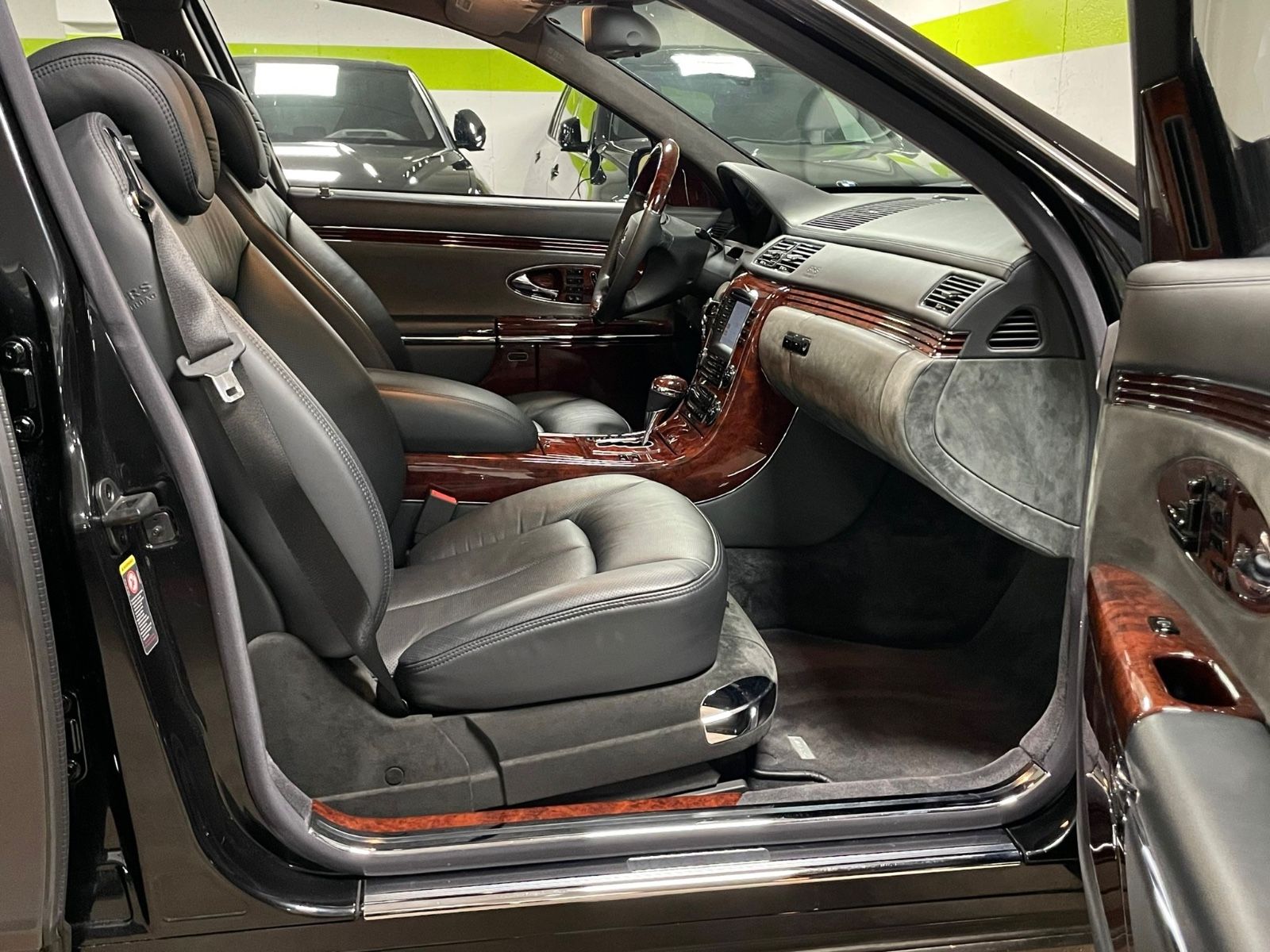 Fahrzeugabbildung Maybach MAYBACH 57 DUOTONE FIRSTCLASS FOND TV FULLOPTION