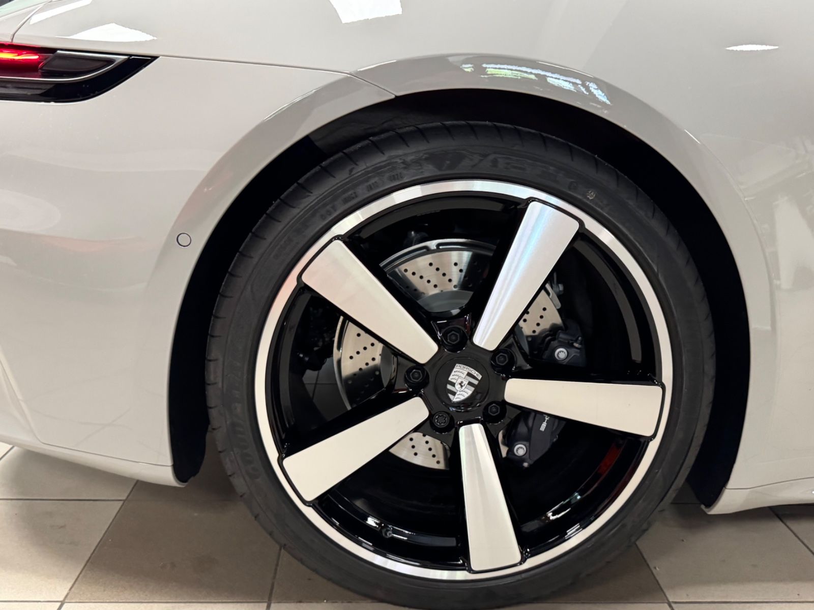 Fahrzeugabbildung Porsche 992 CARRERA CABRIO FACELIFT SPORTDESIGN BOSE NEW