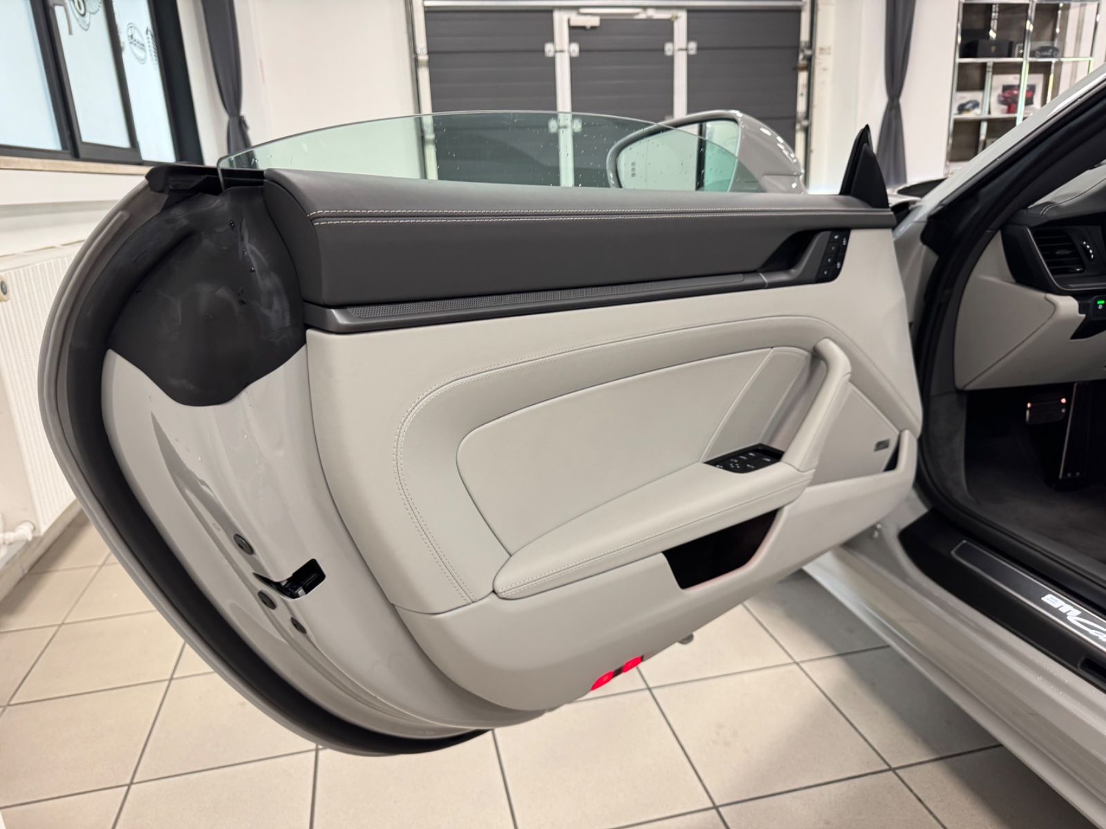 Fahrzeugabbildung Porsche 992 CARRERA CABRIO FACELIFT SPORTDESIGN BOSE NEW