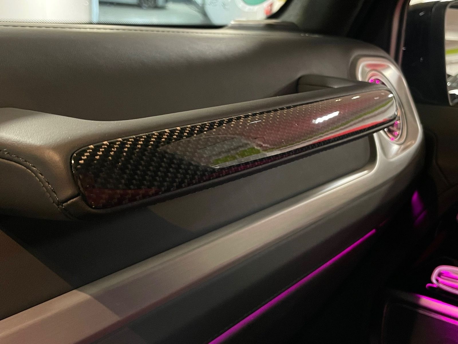 Fahrzeugabbildung Mercedes-Benz G 63 AMG RED INT CARBON NIGHTPACKII MASSAGE FULL