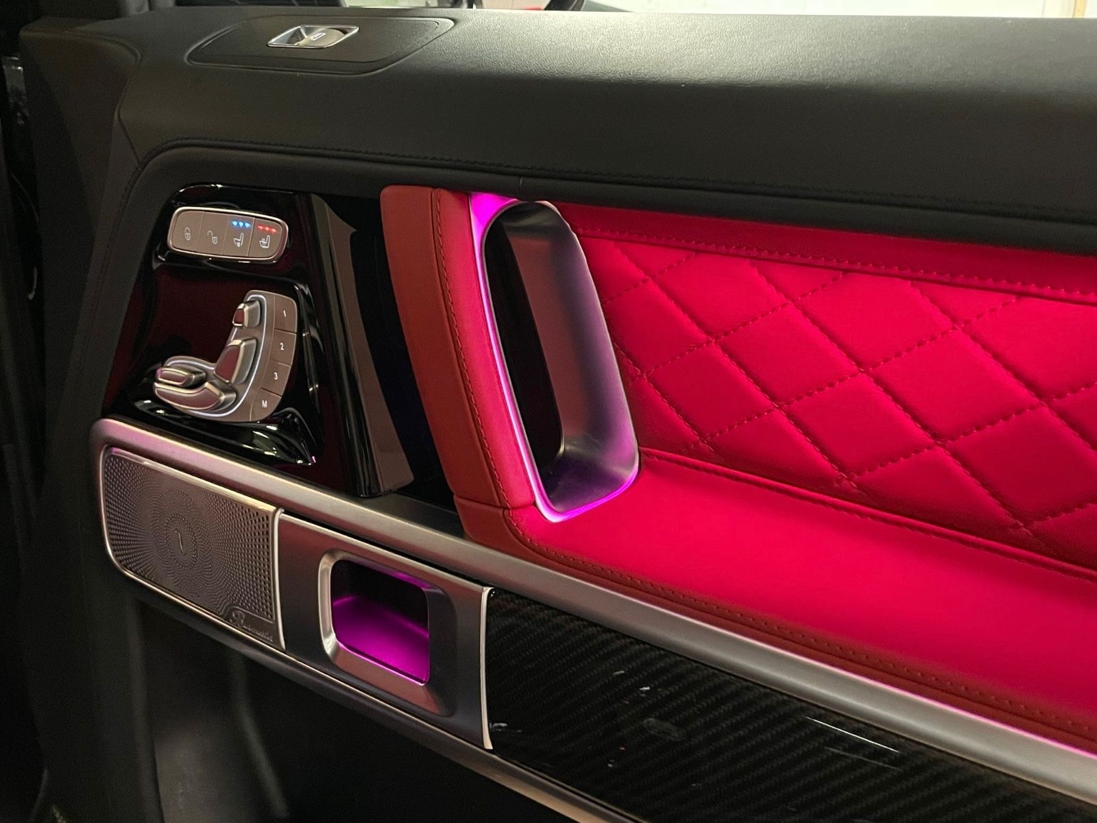 Fahrzeugabbildung Mercedes-Benz G 63 AMG RED INT CARBON NIGHTPACKII MASSAGE FULL