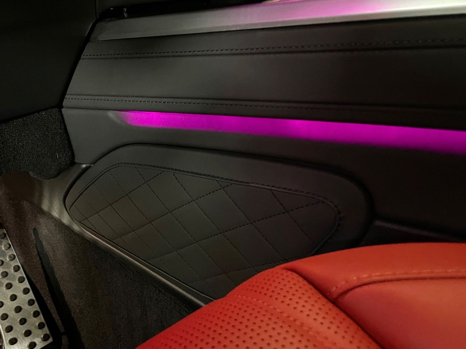 Fahrzeugabbildung Mercedes-Benz G 63 AMG RED INT CARBON NIGHTPACKII MASSAGE FULL