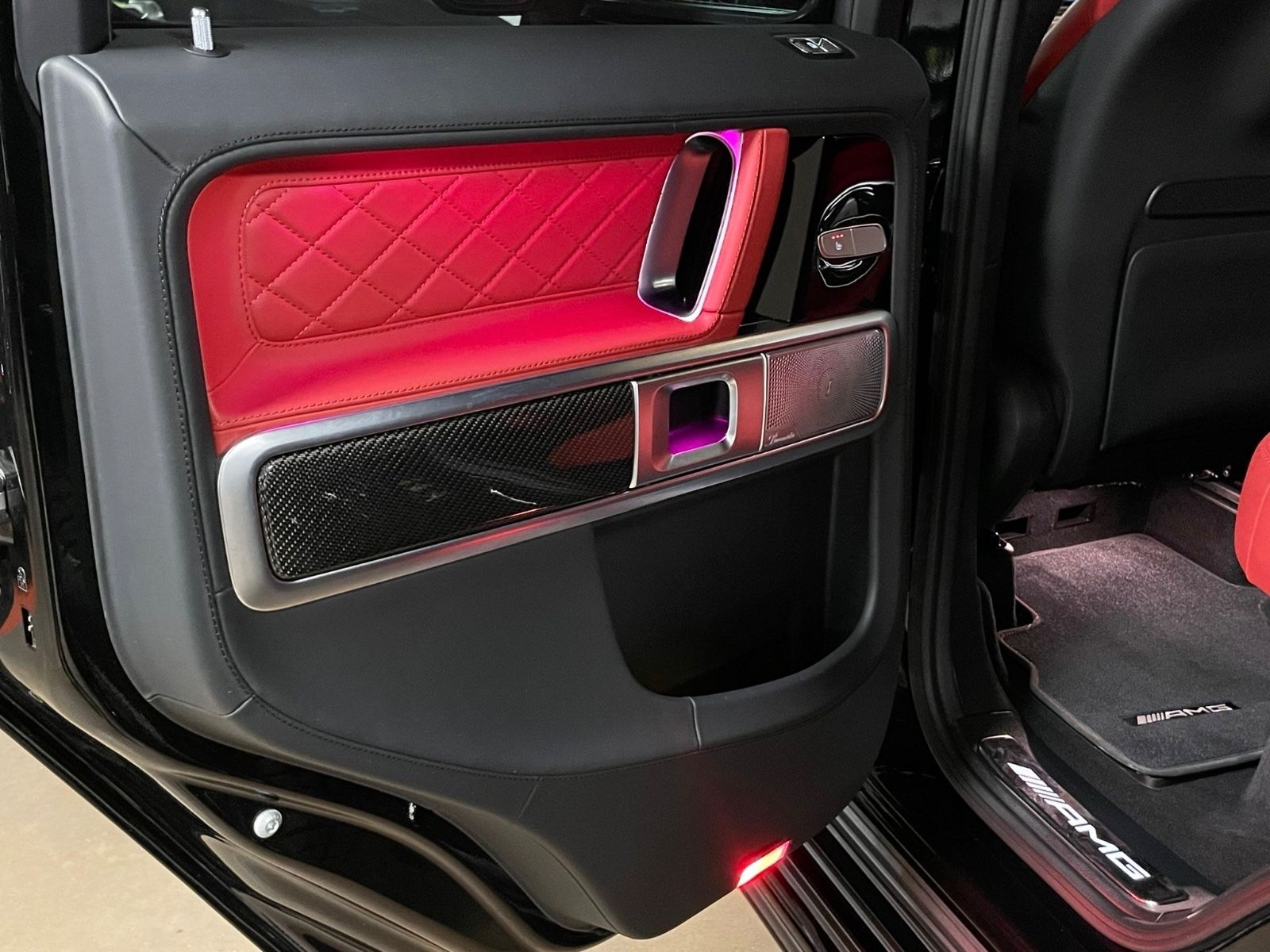 Fahrzeugabbildung Mercedes-Benz G 63 AMG RED INT CARBON NIGHTPACKII MASSAGE FULL