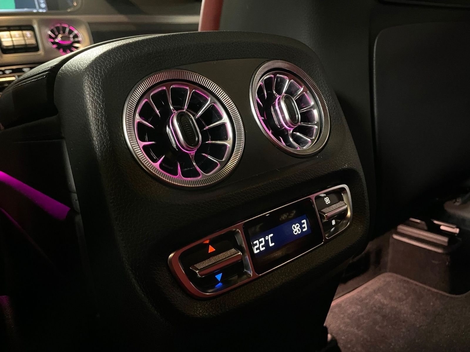 Fahrzeugabbildung Mercedes-Benz G 63 AMG RED INT CARBON NIGHTPACKII MASSAGE FULL