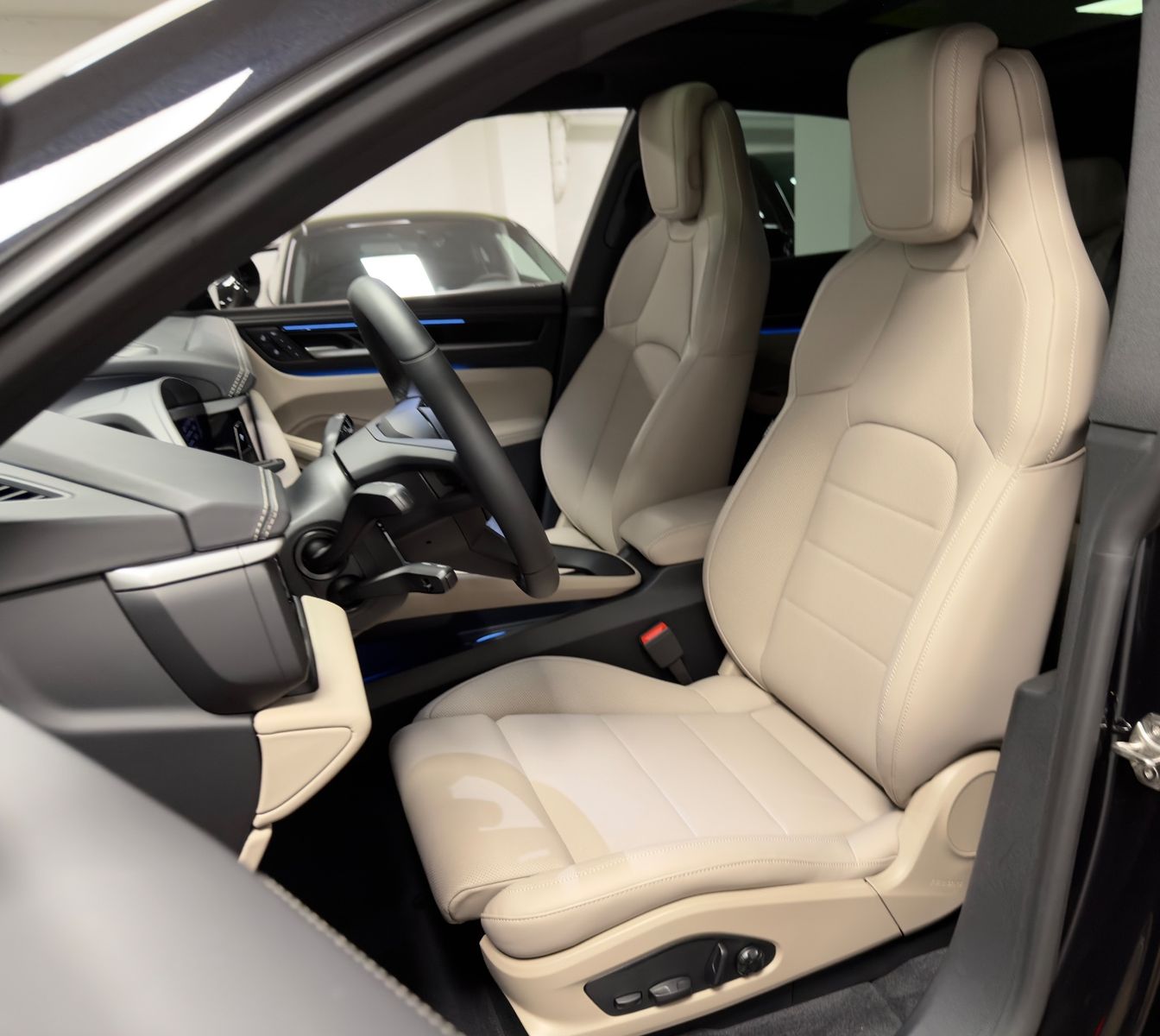 Fahrzeugabbildung Porsche MACAN 4 DESIGNPACK 22ZOLL TRÜFFEL INT PANO FULL!