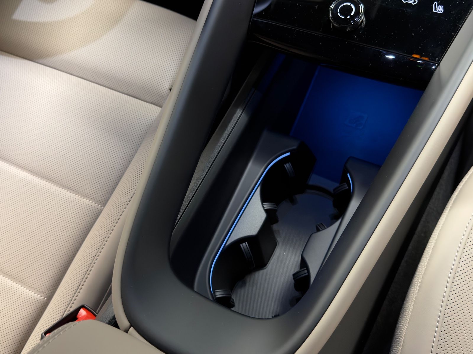 Fahrzeugabbildung Porsche MACAN 4 DESIGNPACK 22ZOLL TRÜFFEL INT PANO FULL!