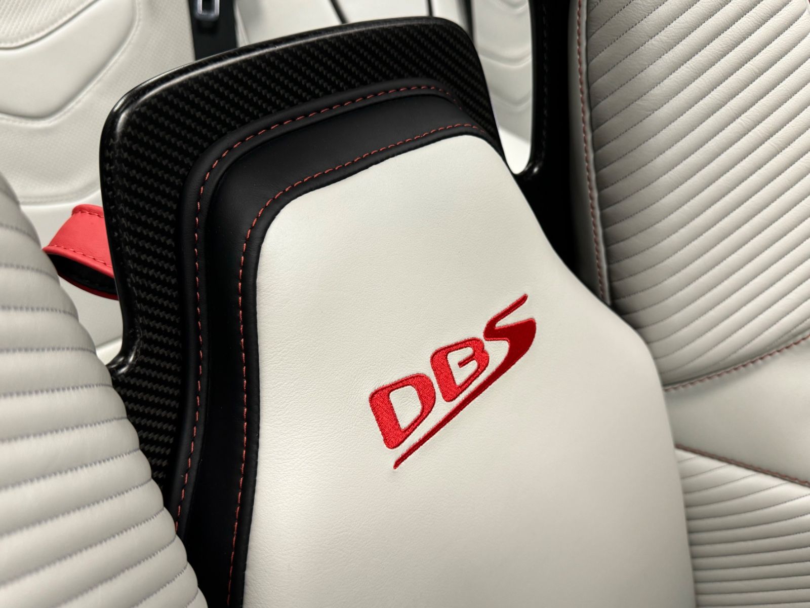 Fahrzeugabbildung Aston Martin DBS V12 770 ULTIMATE VOLANTE 1OF199 EXLUSIV NEW!