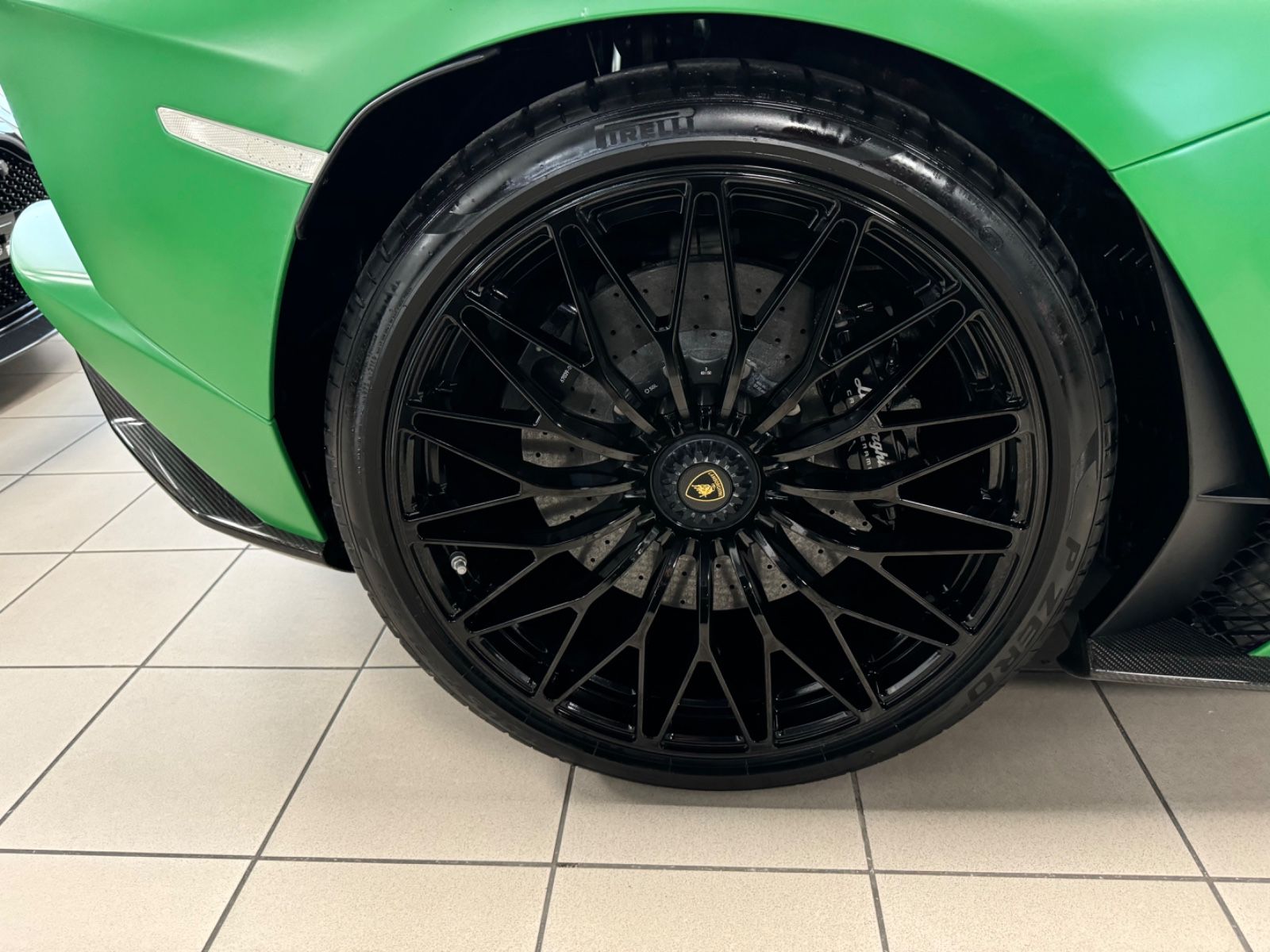 Fahrzeugabbildung Lamborghini AVENTADOR S ROADSTER GREEN EXT&INT CARBON FULLOP