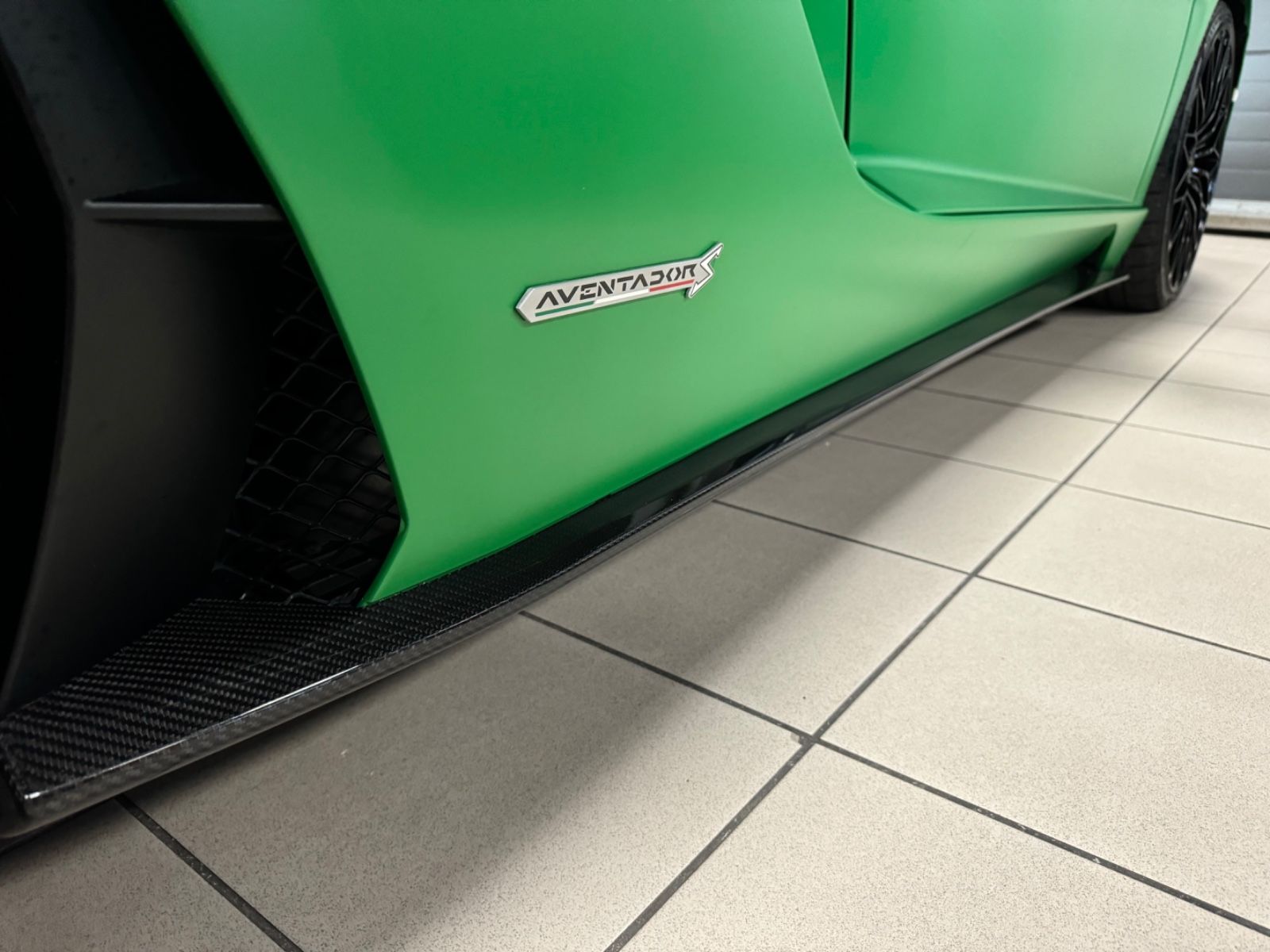 Fahrzeugabbildung Lamborghini AVENTADOR S ROADSTER GREEN EXT&INT CARBON FULLOP