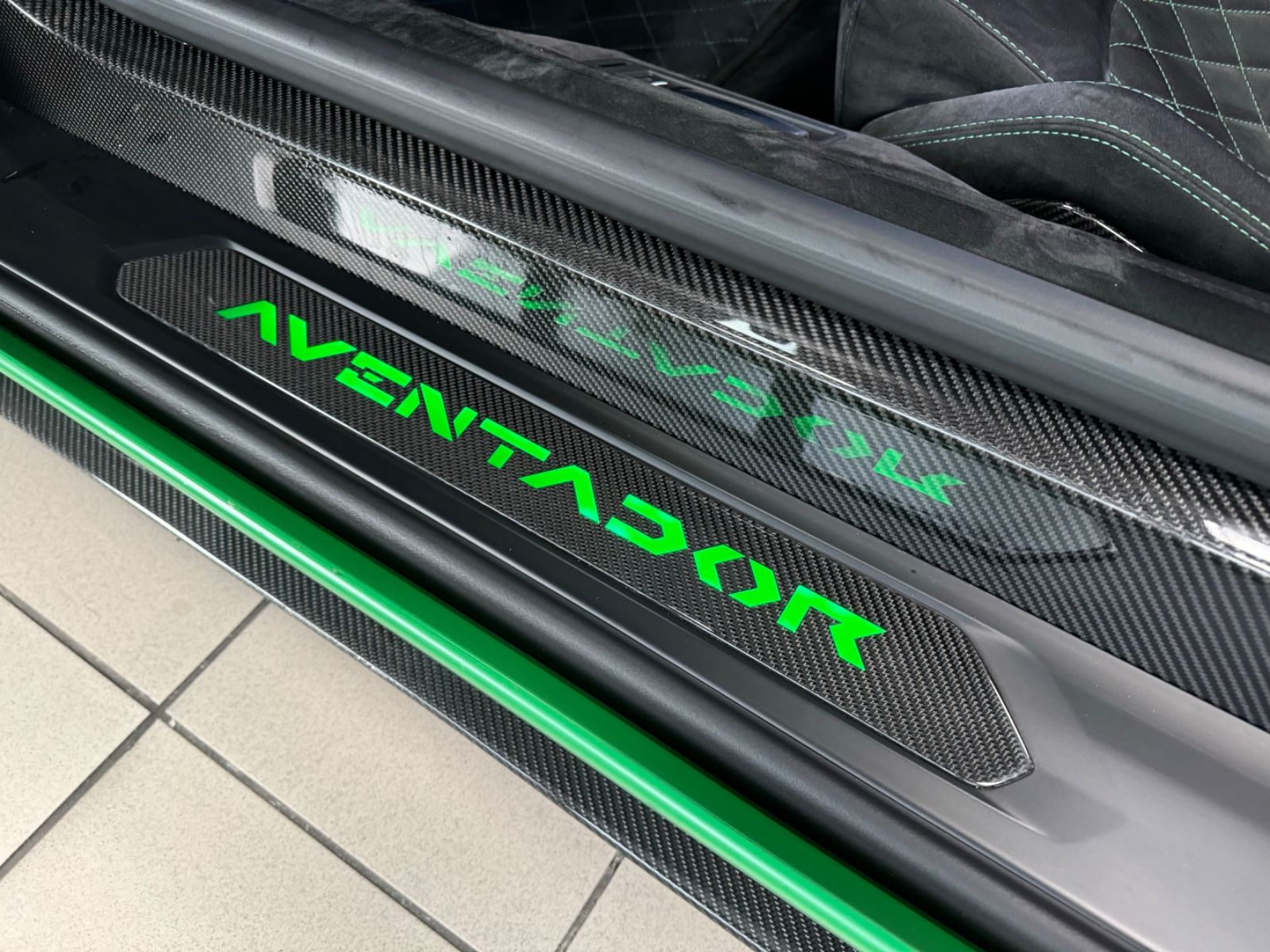 Fahrzeugabbildung Lamborghini AVENTADOR S ROADSTER GREEN EXT&INT CARBON FULLOP