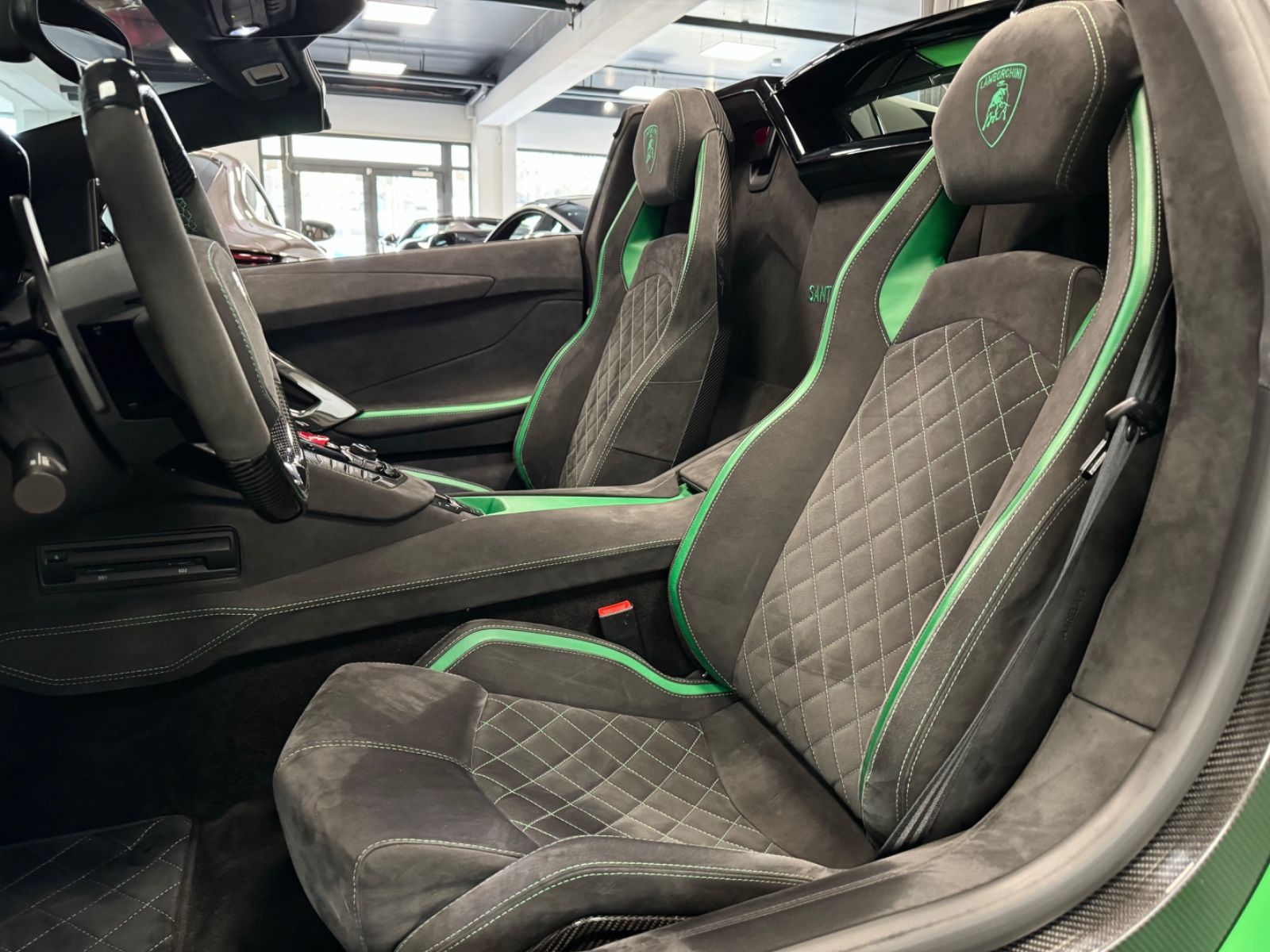 Fahrzeugabbildung Lamborghini AVENTADOR S ROADSTER GREEN EXT&INT CARBON FULLOP
