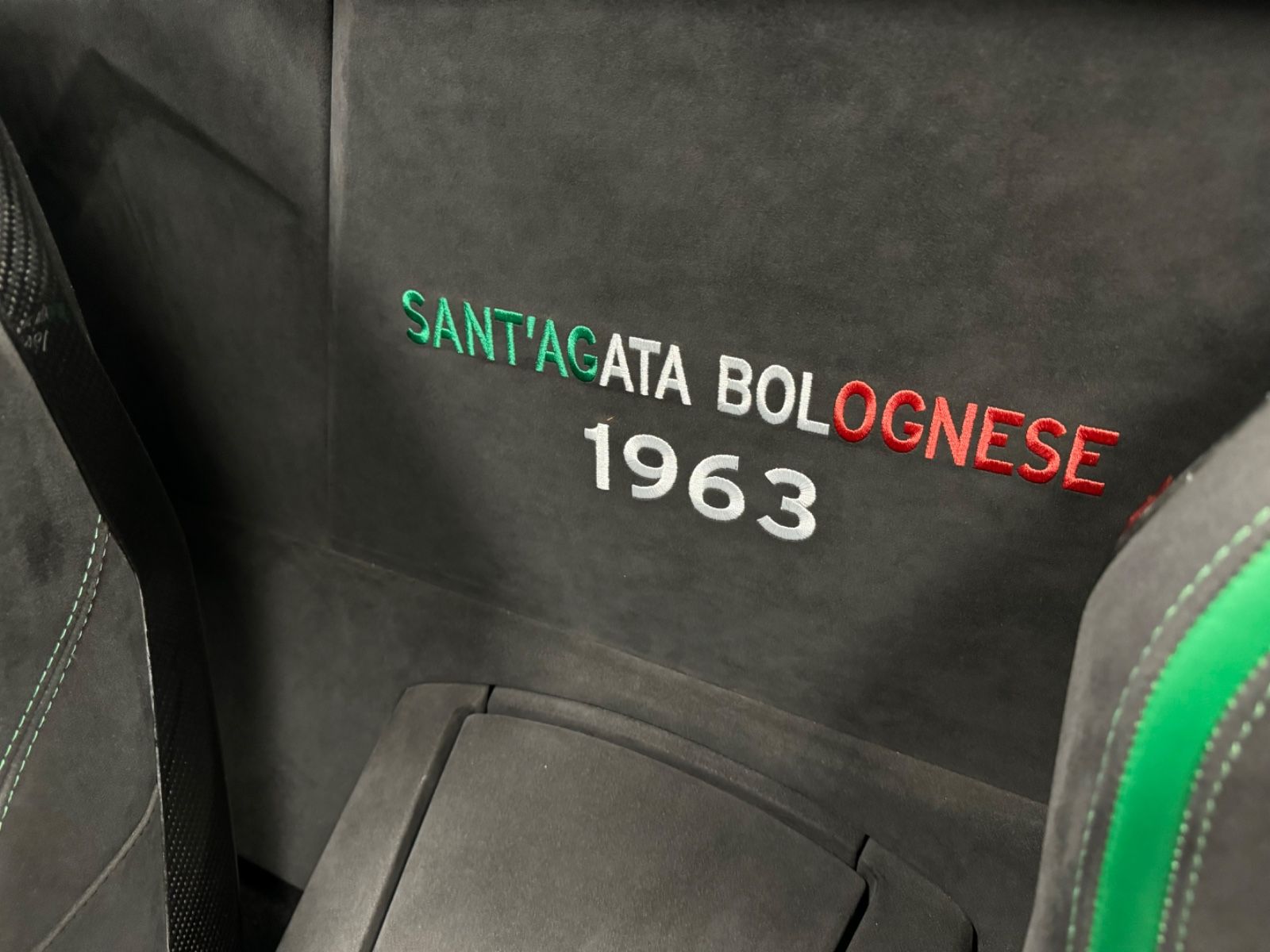 Fahrzeugabbildung Lamborghini AVENTADOR S ROADSTER GREEN EXT&INT CARBON FULLOP