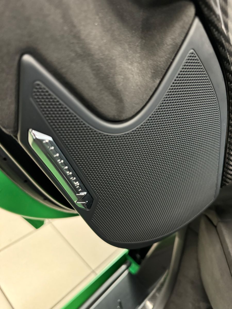 Fahrzeugabbildung Lamborghini AVENTADOR S ROADSTER GREEN EXT&INT CARBON FULLOP