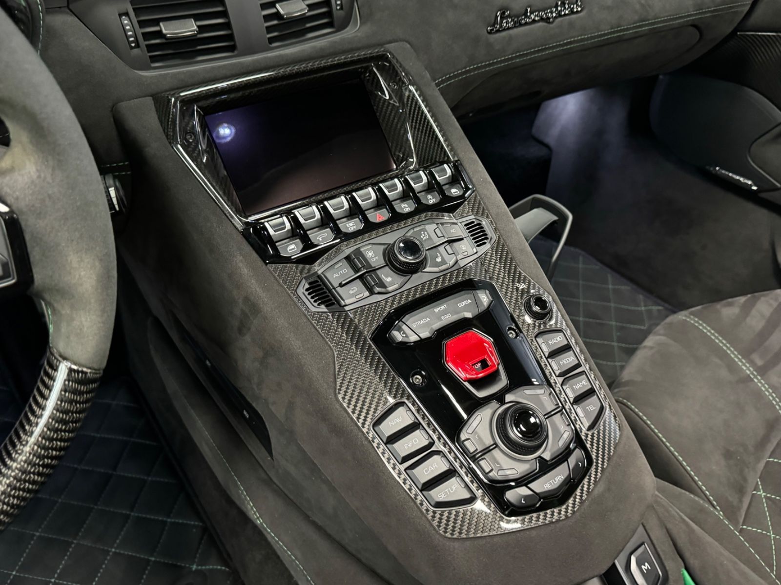 Fahrzeugabbildung Lamborghini AVENTADOR S ROADSTER GREEN EXT&INT CARBON FULLOP